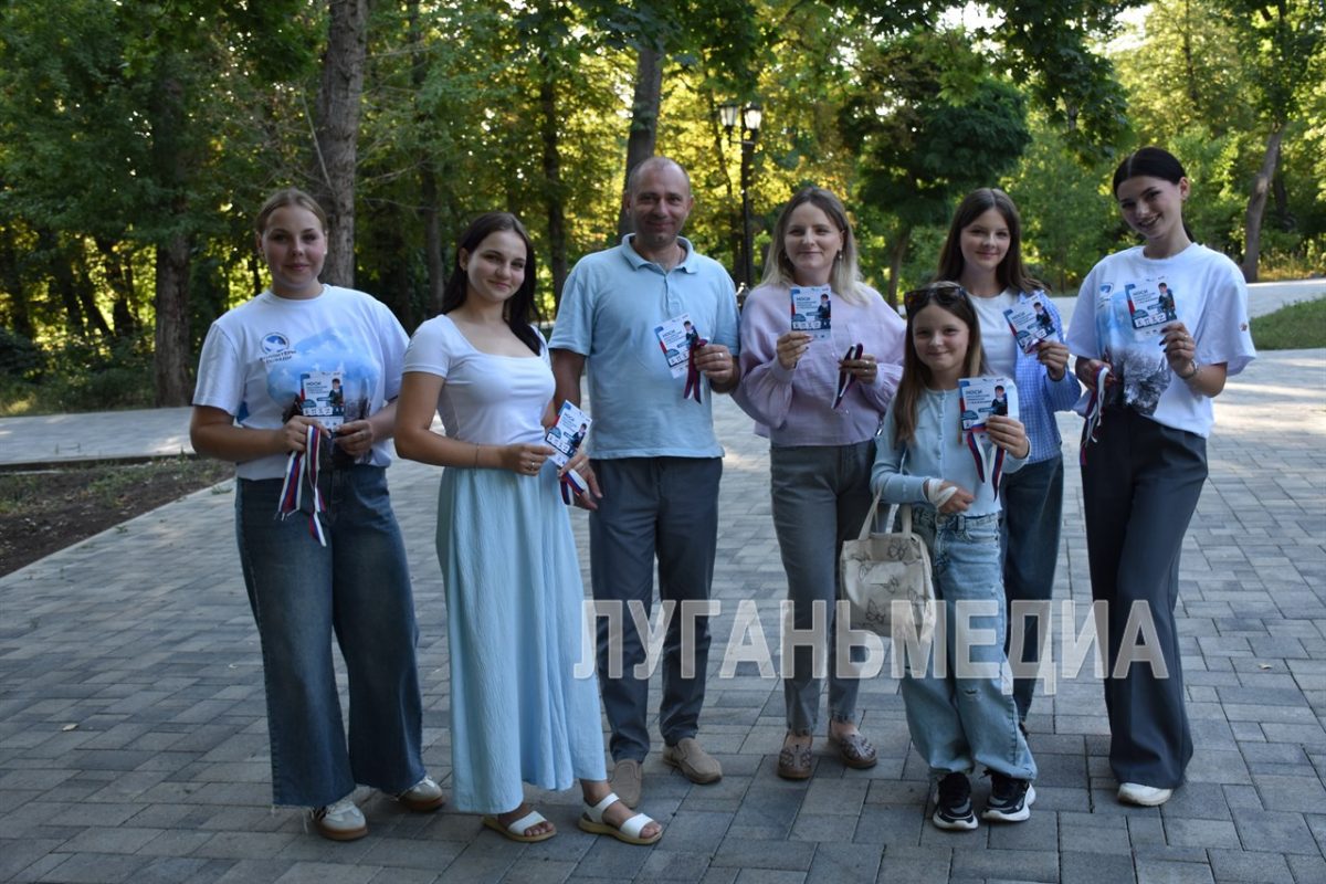 В Антраците стартовали тематические акции ко Дню Государственного флага России