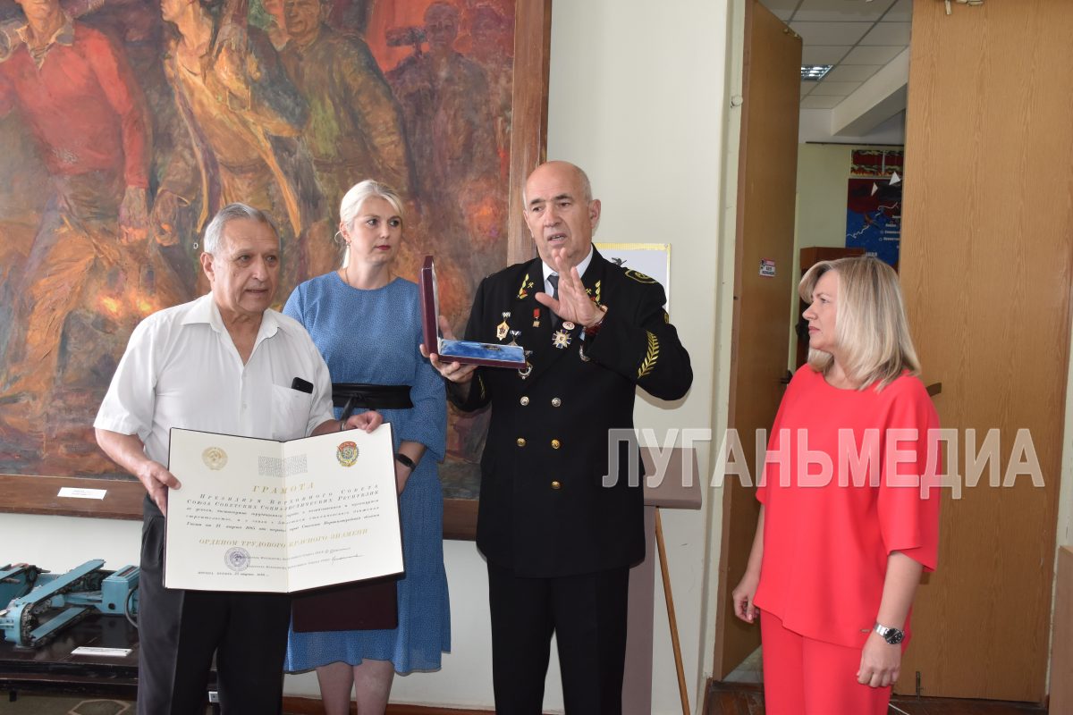 В городском музее Стаханова торжественно открыли обновленный зал стахановского движения