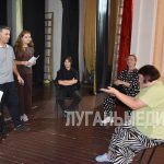 Заслуженная артистка России Юлия Зыкова проводит мастер-классы с театральным коллективом Ирмино