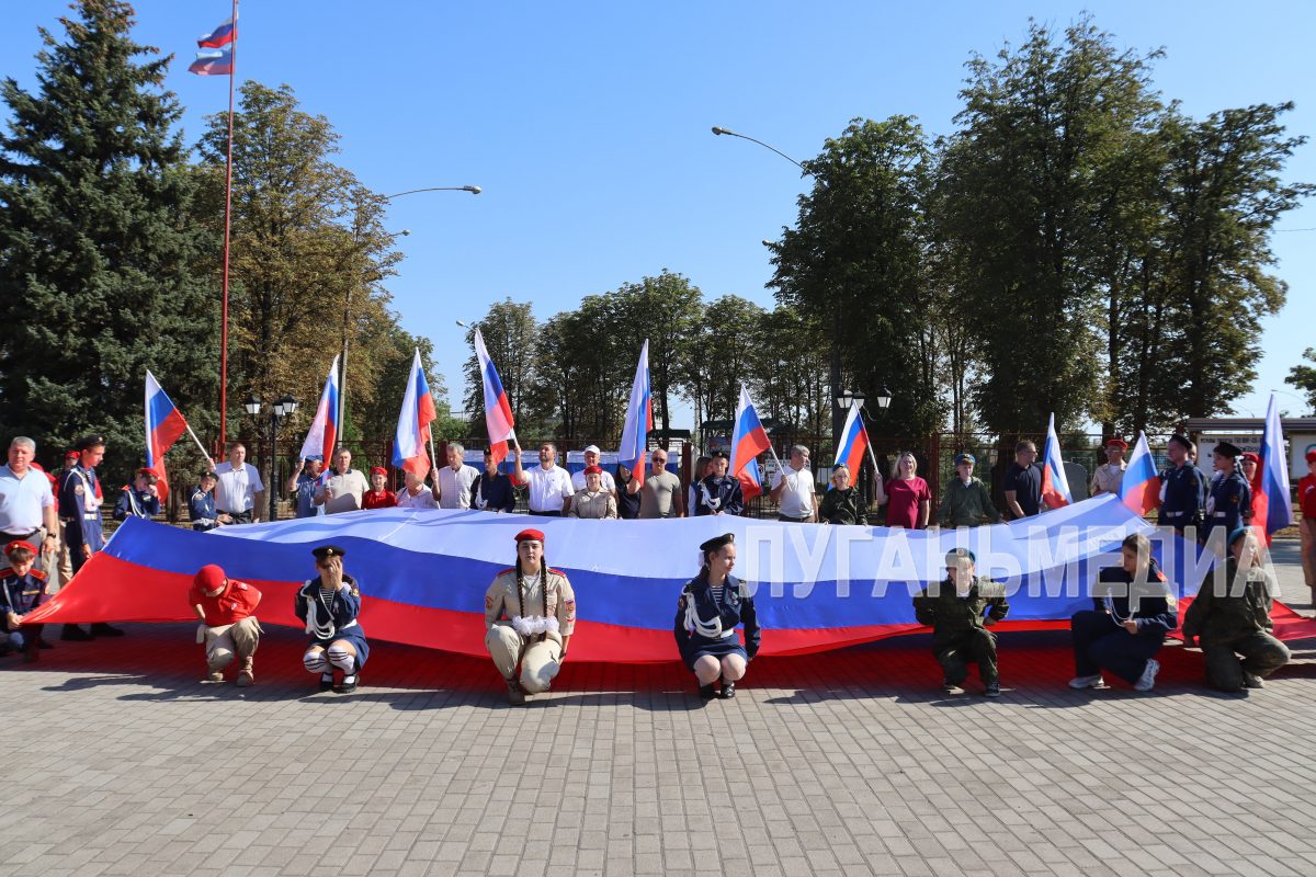 Свердловск отметил День российского флага