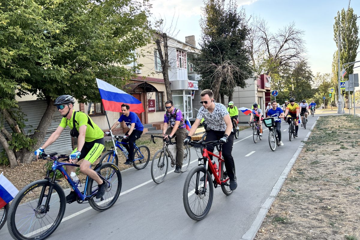 Ко Дню флага РФ единороссы провели велопробег по улицам Луганска