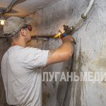 В многоквартирных домах Луганска меняют трубы центрального отопления