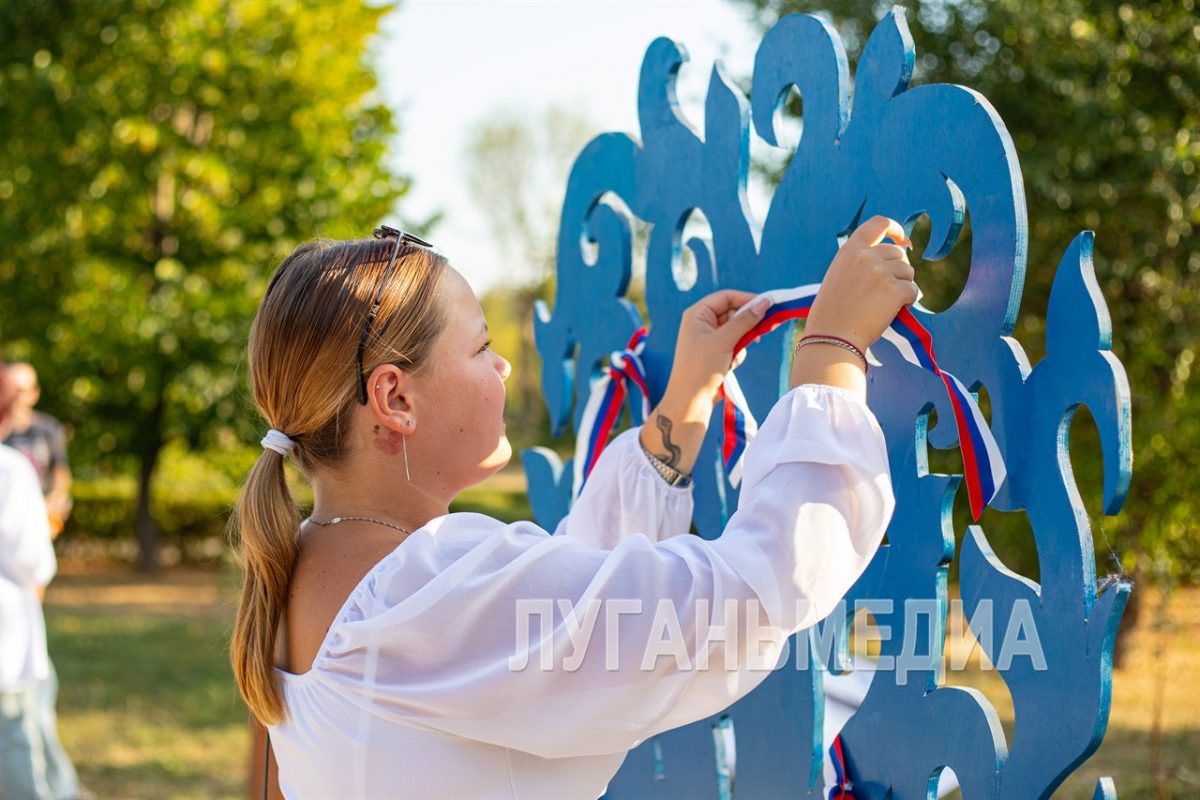 Ко Дню флага России в сквере культуры и отдыха имени «Молодой гвардии» прошел фестиваль «Триколор»