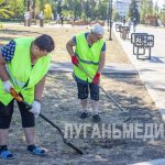 Луганские озеленители проводят плановые работы по благоустройству