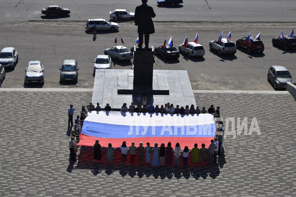 В Брянке в День Государственного флага Российской Федерации прошла череда мероприятий