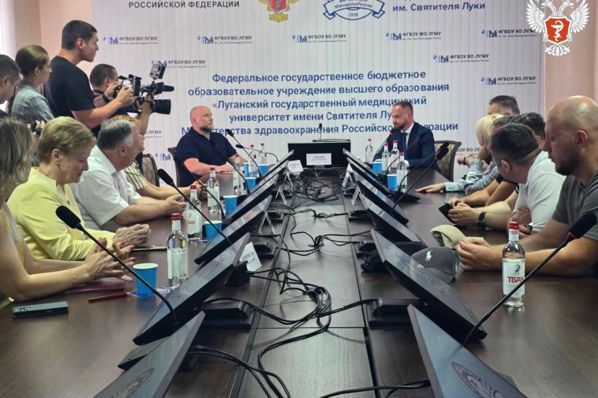 Заместитель министра здравоохранения РФ Андрей Плутницкий ознакомился с работой медицинских объектов в ЛНР