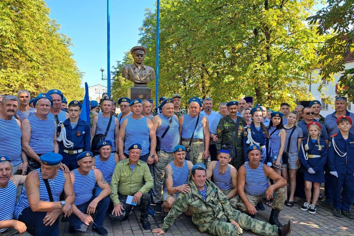 В День ВДВ в Свердловске открыли памятник Герою СССР Василию Маргелову в рамках «Исторической памяти»