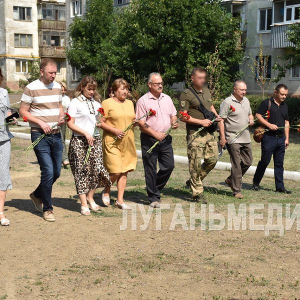 Антрацитовцы почтили память погибших мирных жителей в результате авиаудара по городу в 2014 году