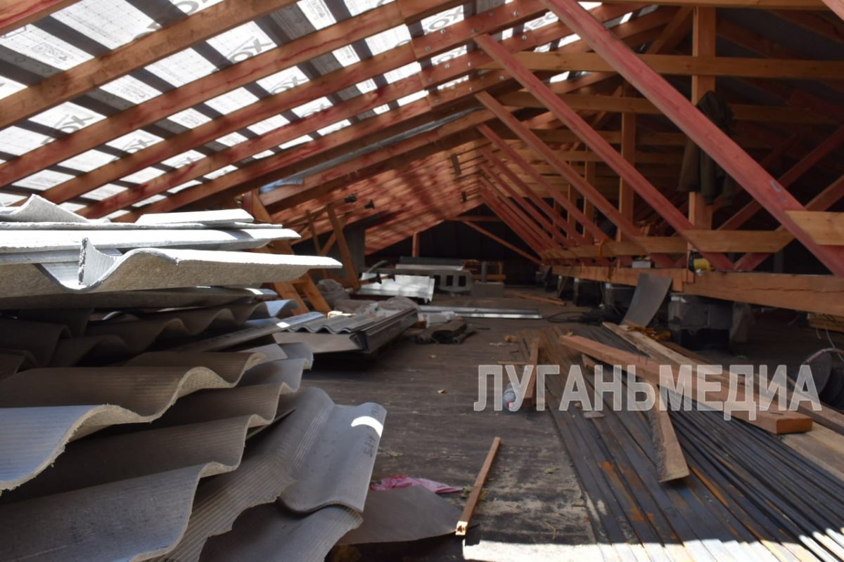 В Алчевске продолжается обновление кровель многоквартирных домов