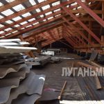 В Алчевске продолжается обновление кровель многоквартирных домов