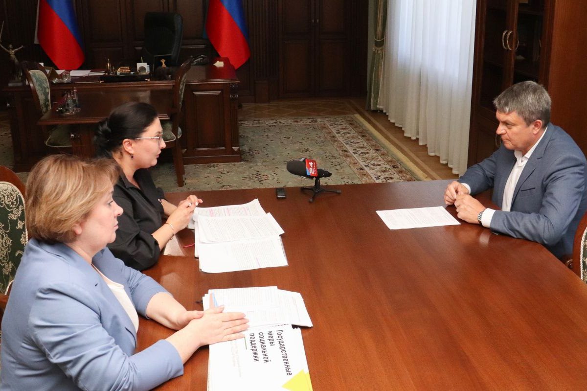 Леонид Пасечник провел встречу с министром труда и социальной политики республики Еленой Макаренко и руководителем&hellip;