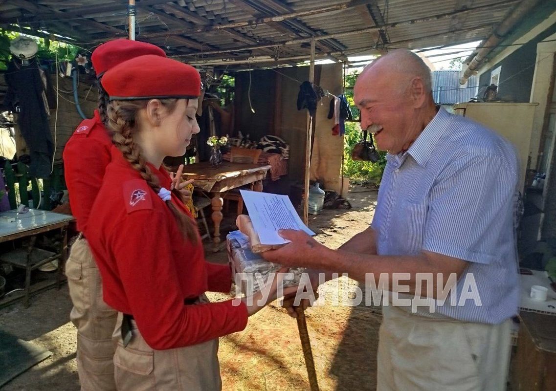 Молодежь Стаханова приняла активное участие в поздравление местных горняков с Днем шахтера