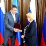 Леонид Пасечник передал Орден Мужества вдове погибшего земляка Сергея Степанюка