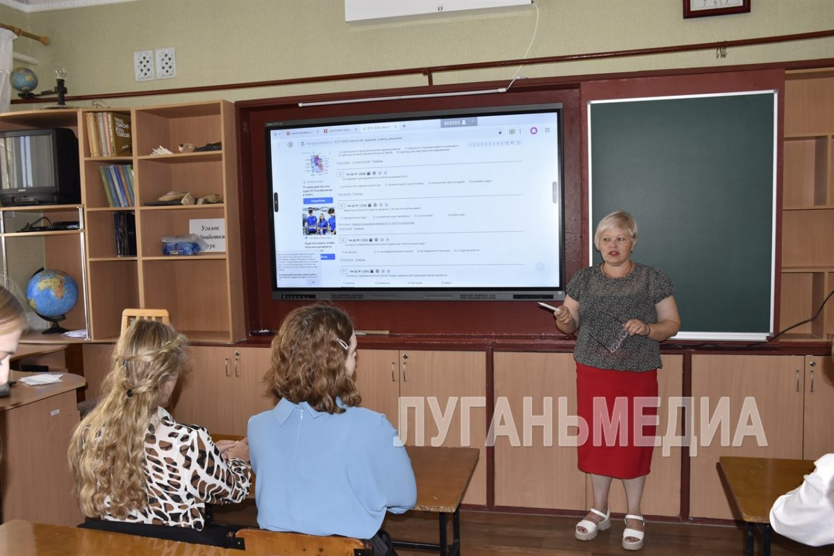 В краснолучских школах – новые компьютеры и интерактивные панели