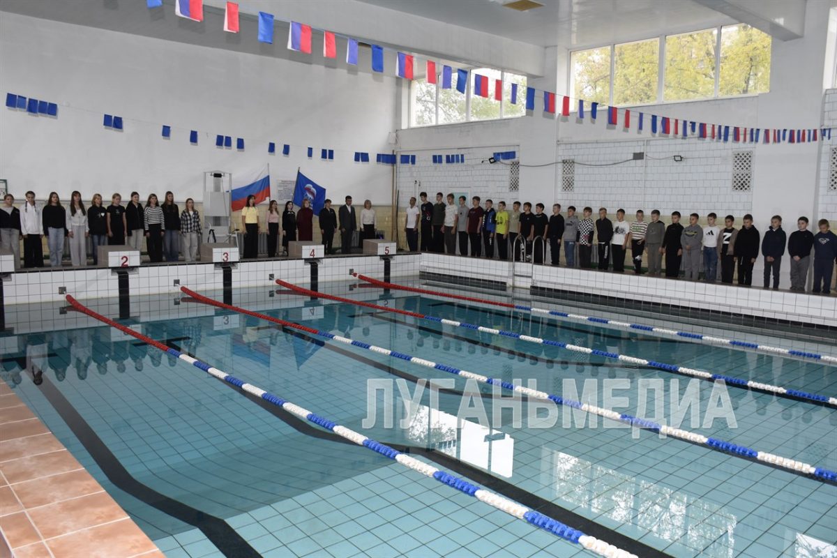 В Красном Луче дан старт плавательному сезону