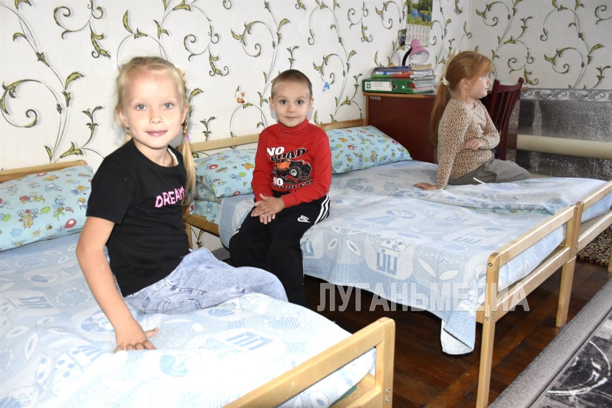 В Краснолучские ясли-сад № 15 «Роза» доставили новую мебель