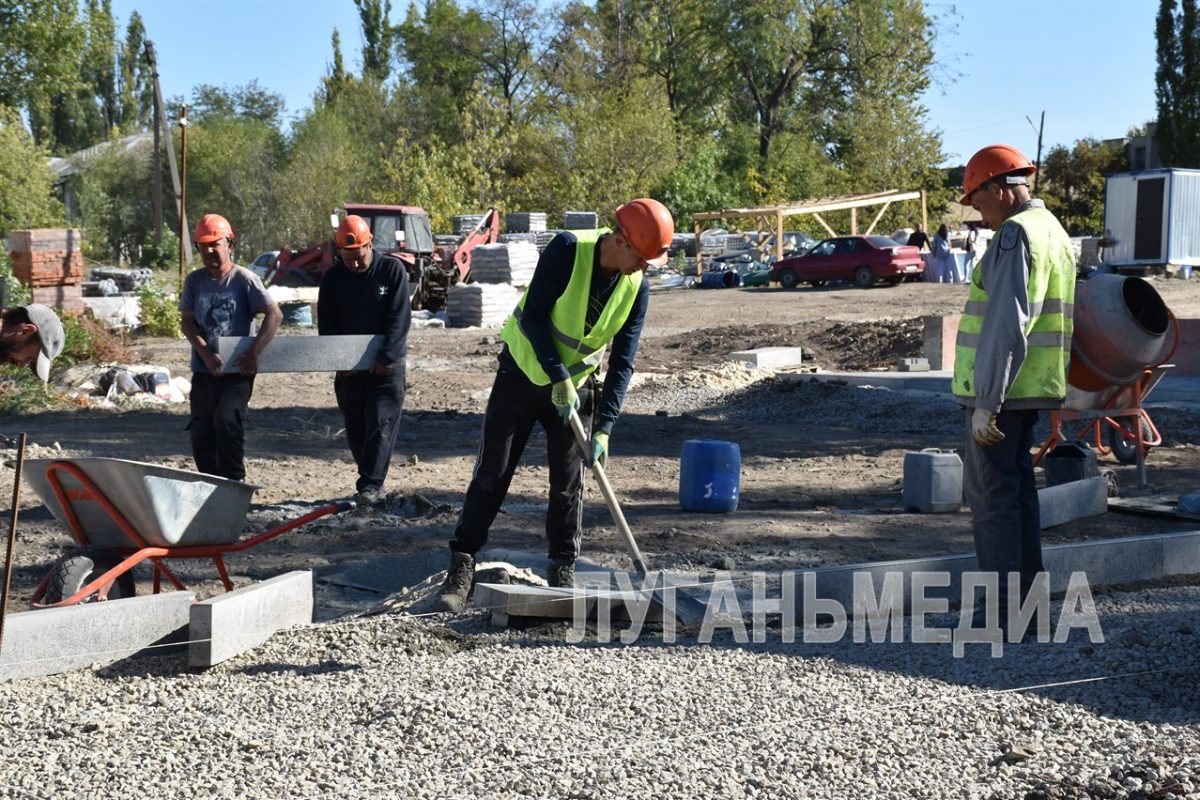В Кировске активно идут строительные работы по благоустройству городского сквера на улице Войкова