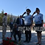 В преддверии 130-летия Алчевска жители возложили цветы к памятнику основателю города Алексею Кирилловичу Алчевскому