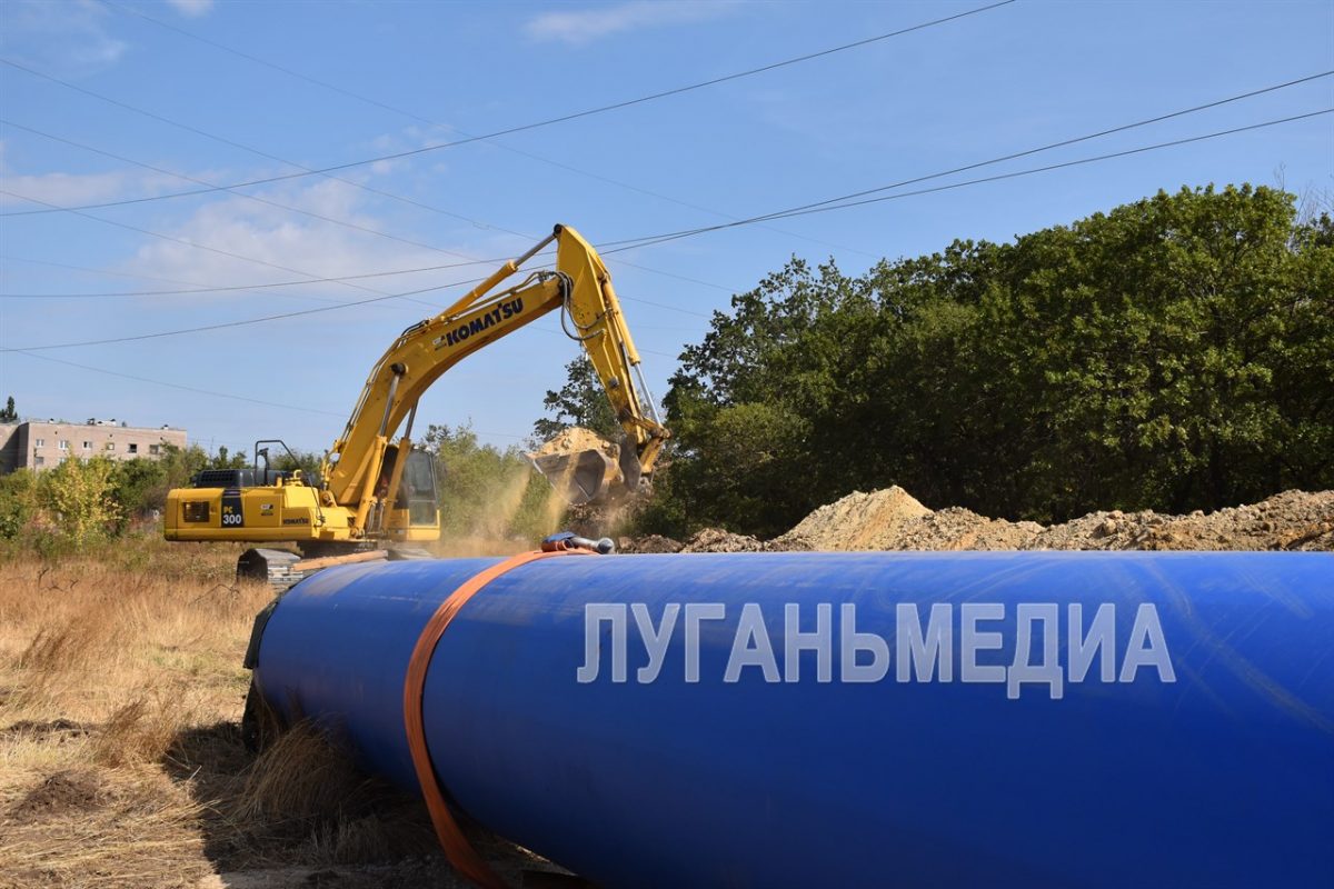 В Алчевске прокладывают новый участок магистрального водовода взамен изношенной трубы
