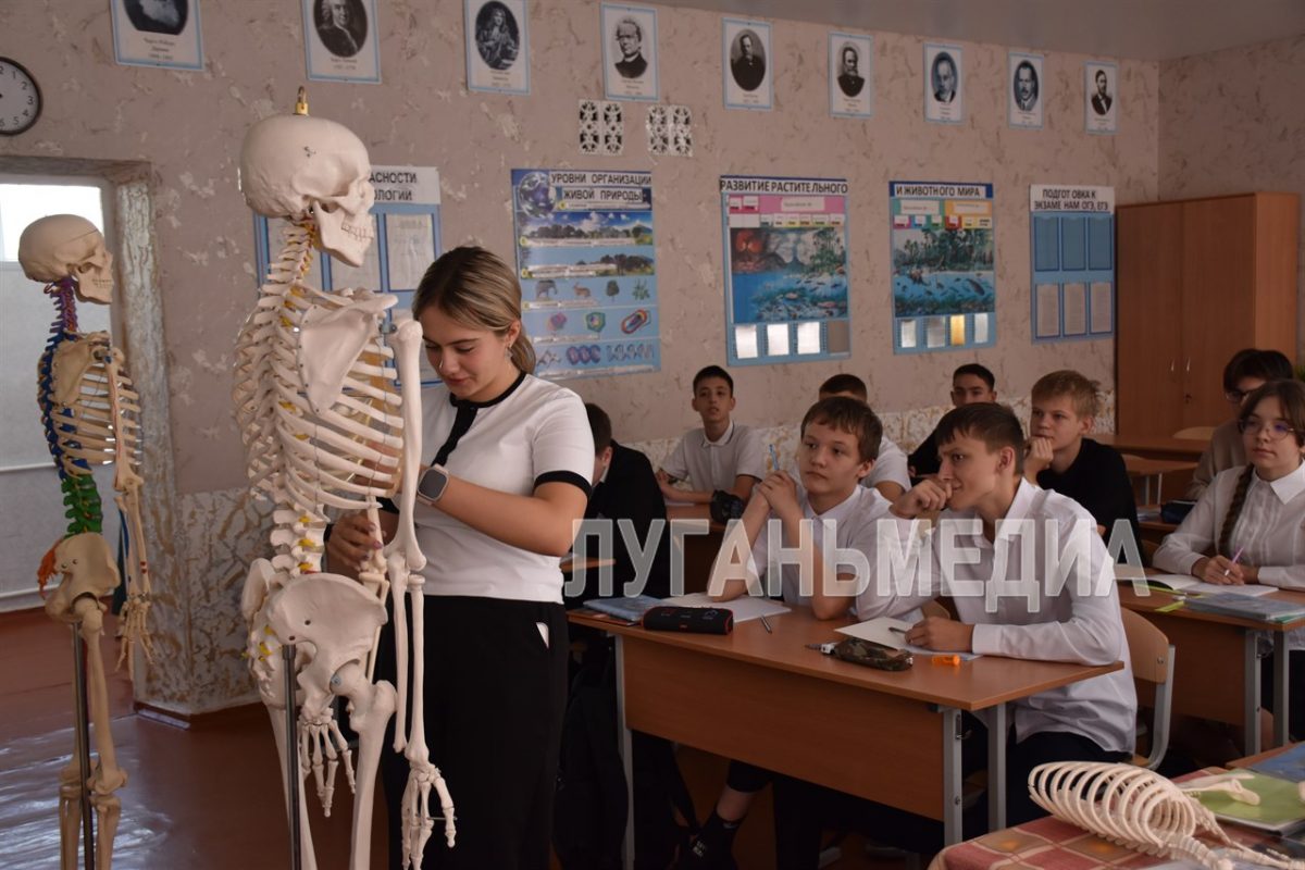 Школьную программу в Антрацитовской средней школе № 19 ребята изучают на новом оборудовании