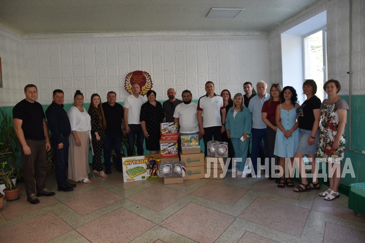В новый учебный год – с подарками и добрыми пожеланиями