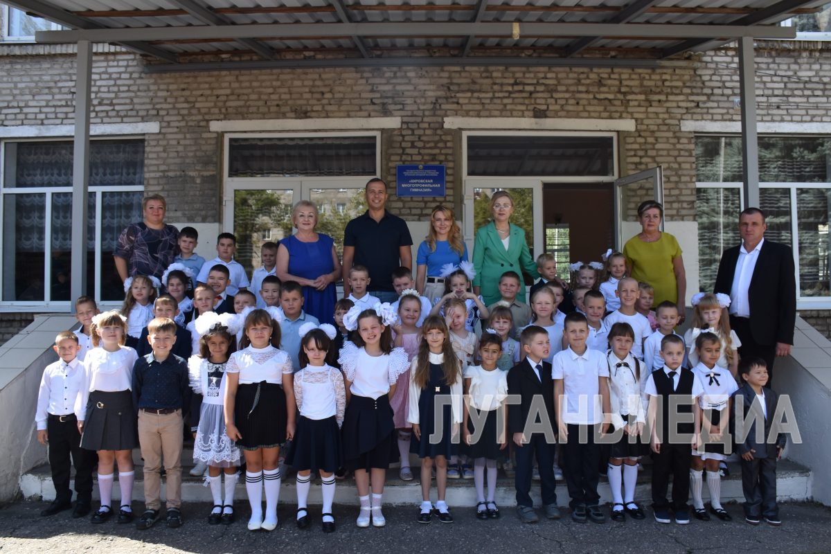 Первоклассники школ Кировска получили школьные портфели и канцелярские принадлежности