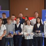 В Луганске молодым людям торжественно вручили первые паспорта