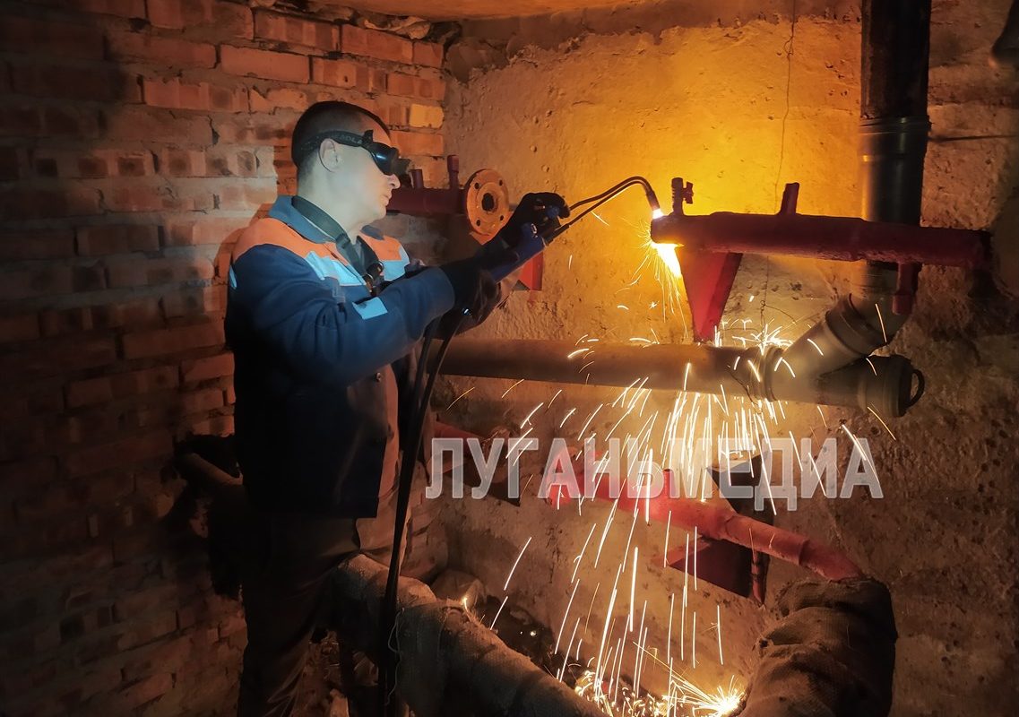 Единая управляющая компания продолжает подготовку многоэтажек Луганска к отопительному сезону