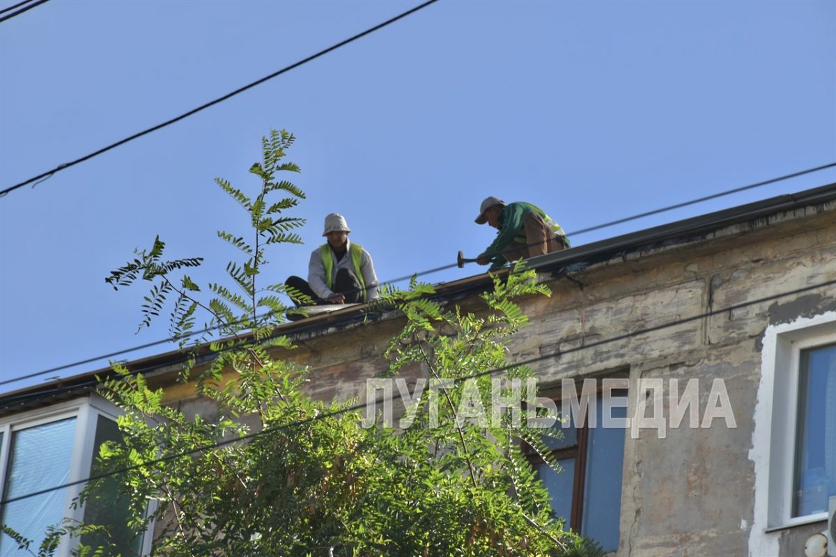 В Кировске продолжается ремонт кровель многоквартирных домов