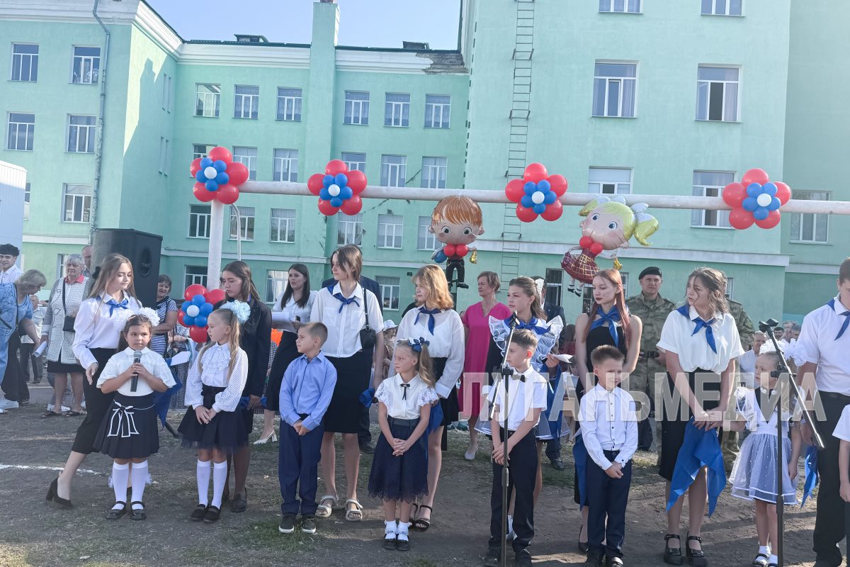 Торжественная линейка ко Дню знаний прошла в луганской школе № 25