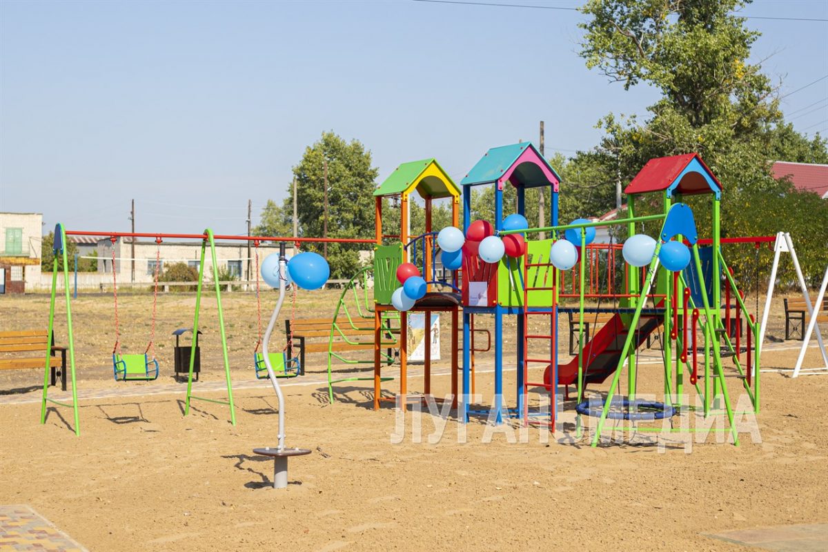 В Станице Луганской открыто новое яркое общественное пространство – «Сквер железнодорожников»