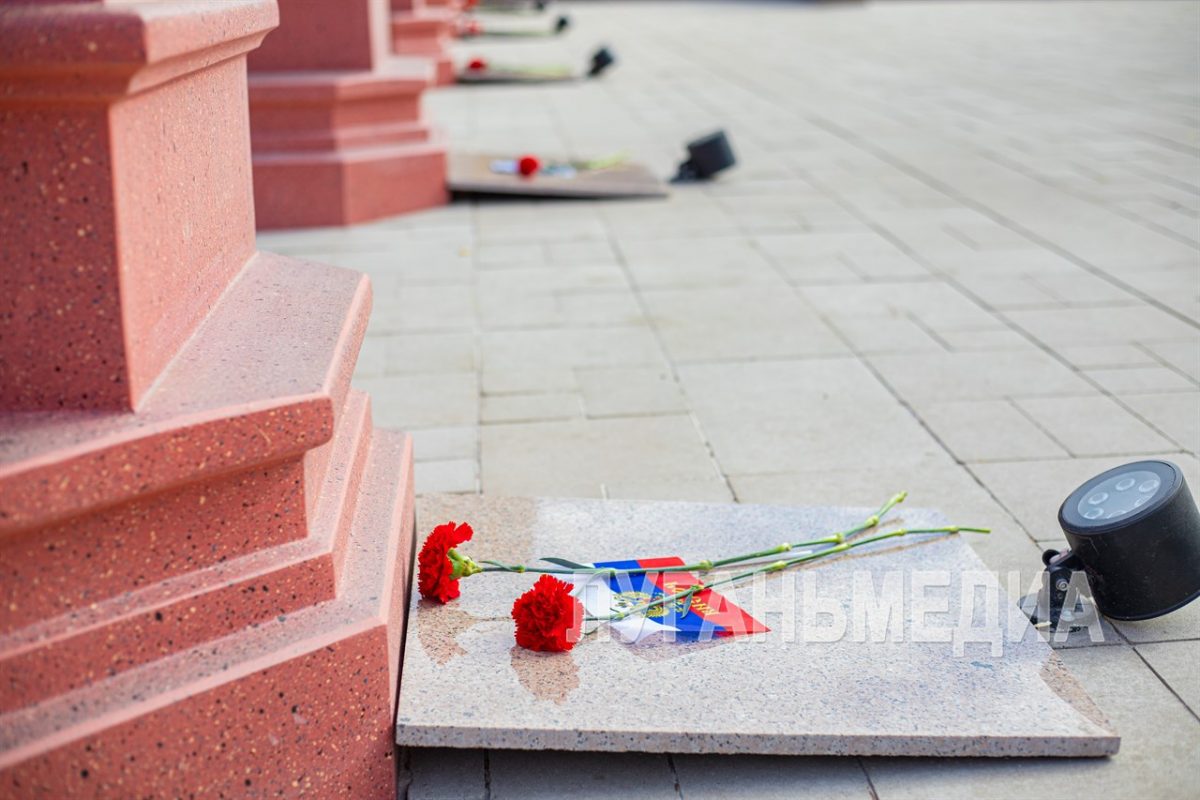 В День воссоединения с Россией общественность Луганска почтила память героев СВО