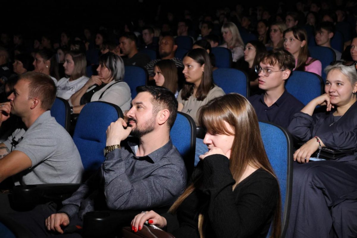 В кинотеатре «Русь» состоялся закрытый показ документально-игровой ленты «Отец»