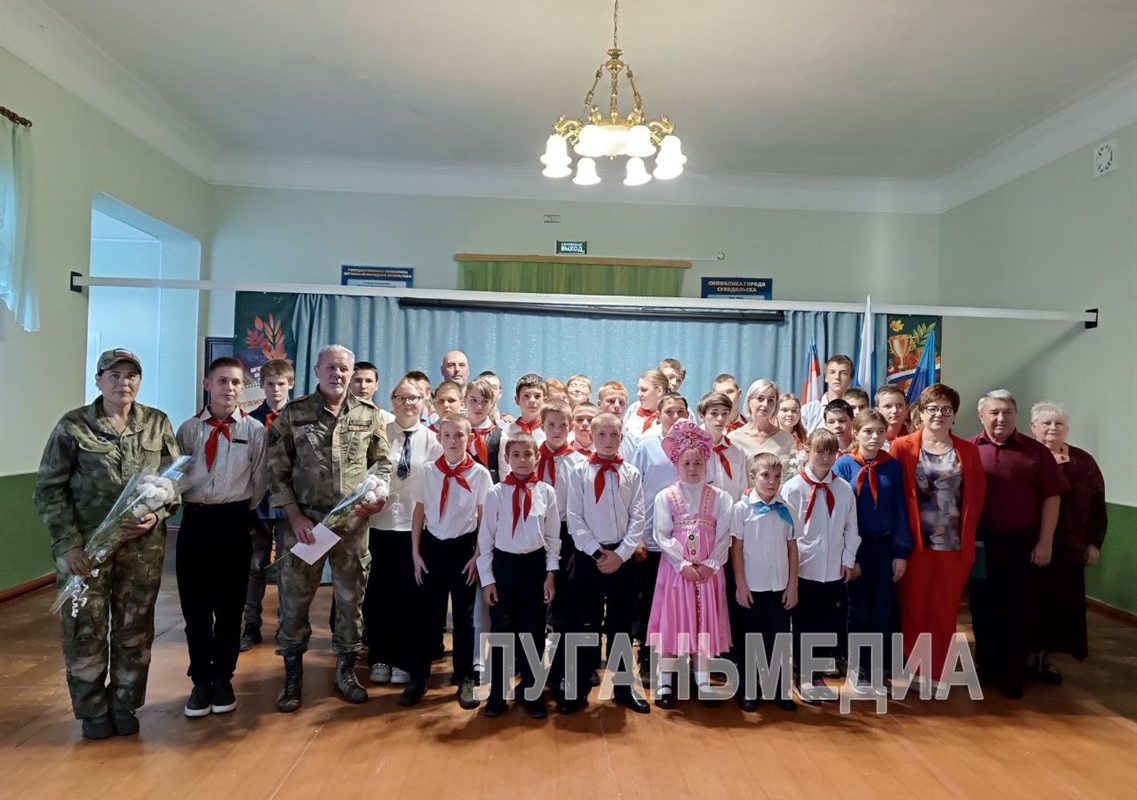 Участники ополчения и специальной военной операции встретились со школьниками