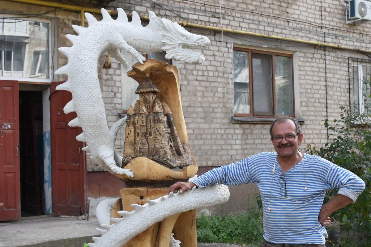 В его руках дерево оживает