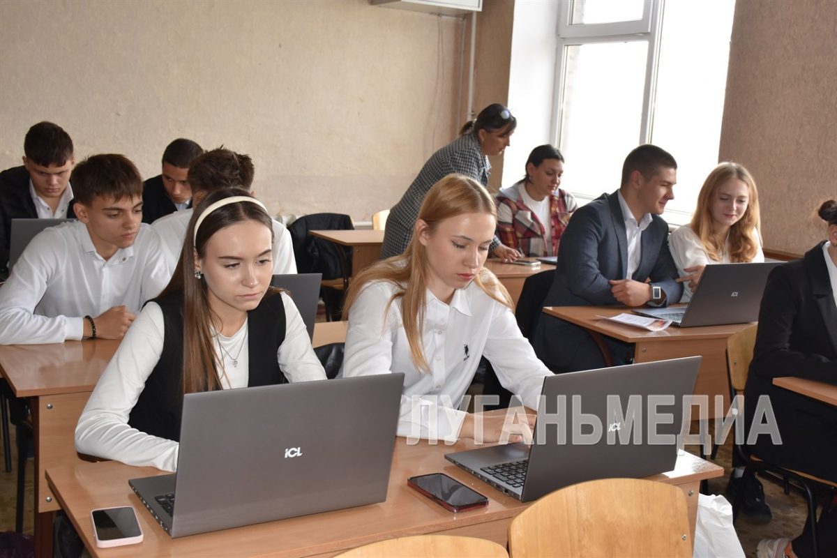 В Краснолучскую школу № 3 поступило новое оборудование для биологии, химии и информатики