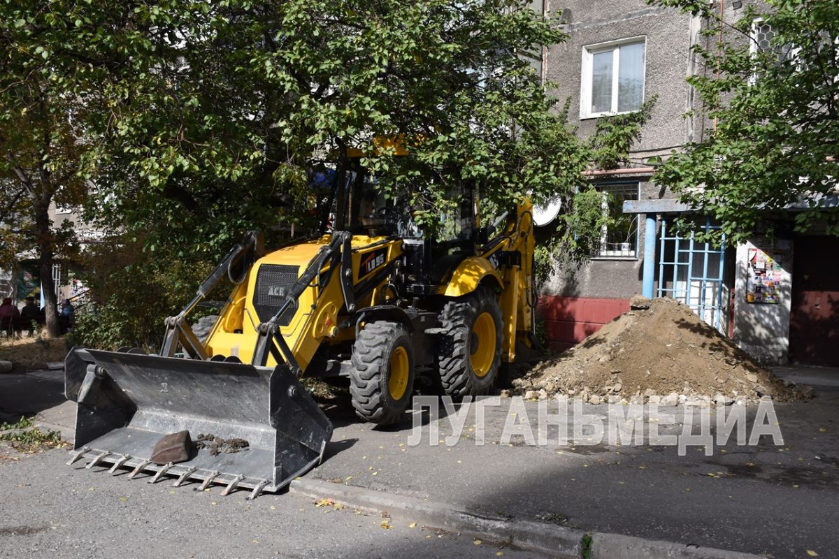 Алчевский филиал Единой управляющей компании проводит работы по замене аварийных выпусков канализации многоквартирных домов