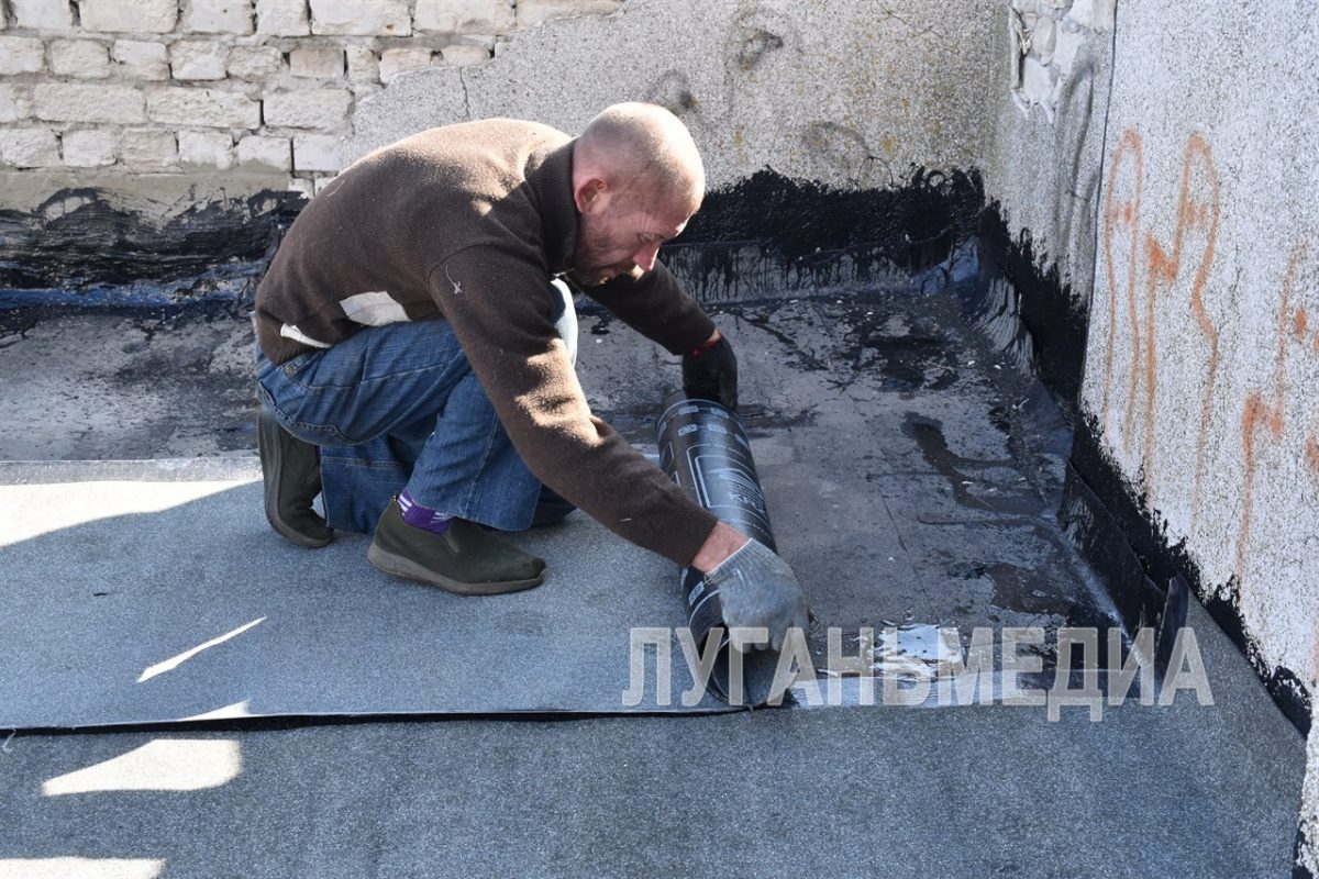 В Краснодоне отремонтирована кровля дома по адресу Микроцентр, 18