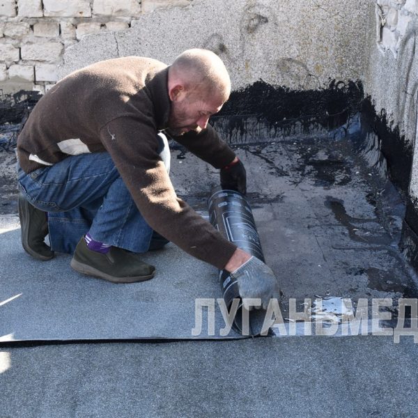В Краснодоне отремонтирована кровля дома по адресу Микроцентр, 18
