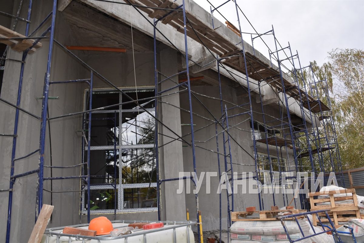 Тюменские строители продолжают капитальный ремонт ЗАГСа в Краснодоне