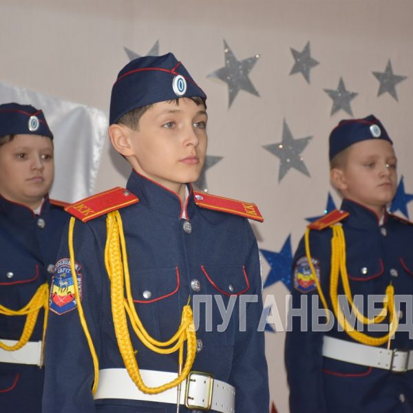 В Стахановской средней школе № 18 им. В. Д. Болотова прошло посвящение в кадеты учащихся 5 класса