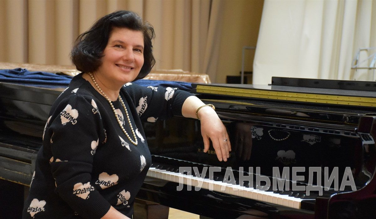 Преподаватель из Алчевска Юлия Спицына стала победителем Общероссийского конкурса «Лучший преподаватель детской школы искусств»