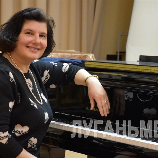 Преподаватель из Алчевска Юлия Спицына стала победителем Общероссийского конкурса «Лучший преподаватель детской школы искусств»