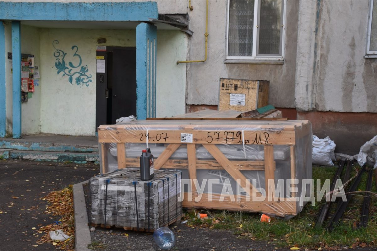 В Краснодоне продолжается замена лифтового оборудования