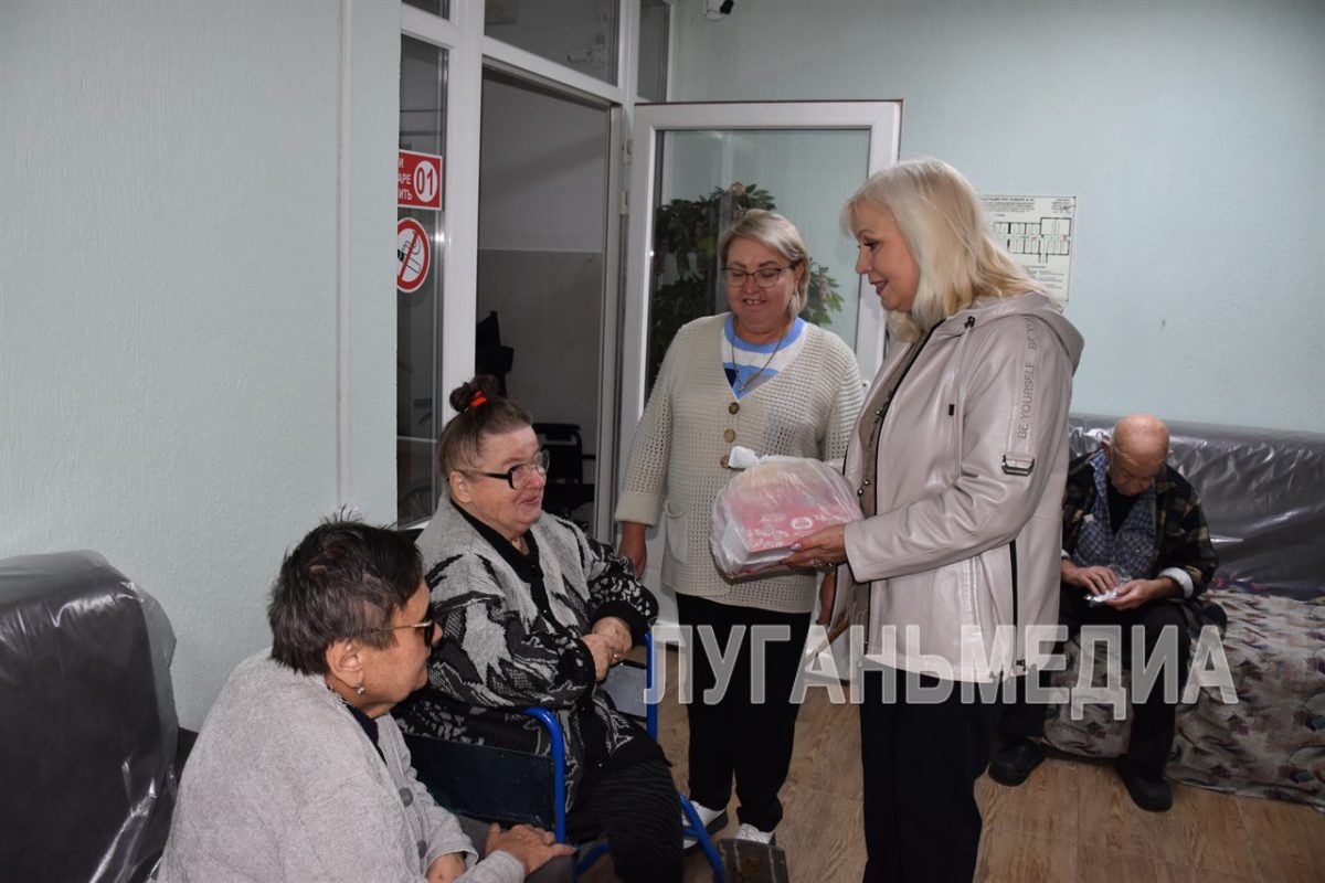 Минцифры вручило подарки ко Дню пожилого человека