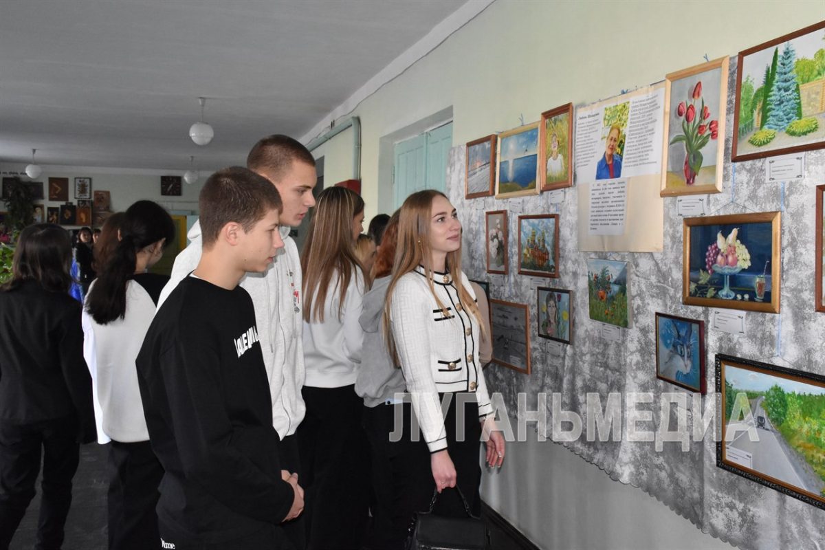 В Антрацитовском колледже автомобильного транспорта местные художницы презентовали выставку