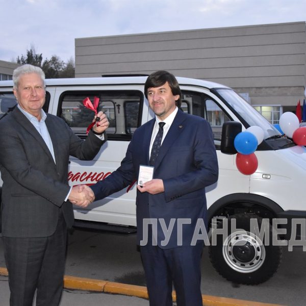 Глава Тюмени вручил главе Краснодона ключи от нового микроавтобуса
