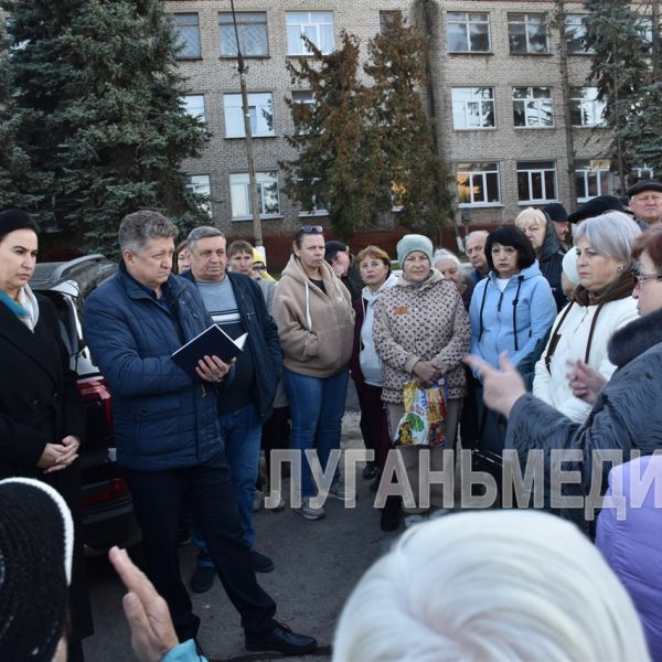 Яна Пащенко провела очередную встречу с луганчанами