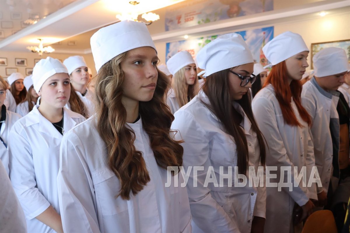 В Свердловском медицинском колледже состоялось торжественное посвящение первокурсников в студенты
