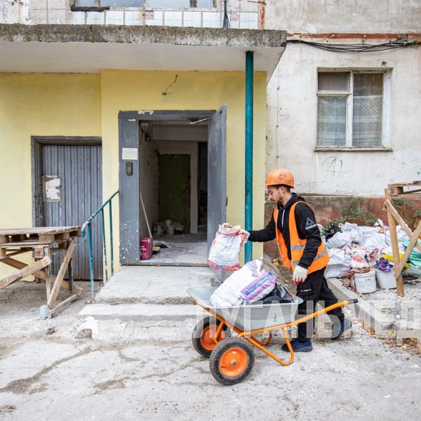 Единая управляющая компания ремонтирует входные группы подъездов многоквартирных домов Луганска